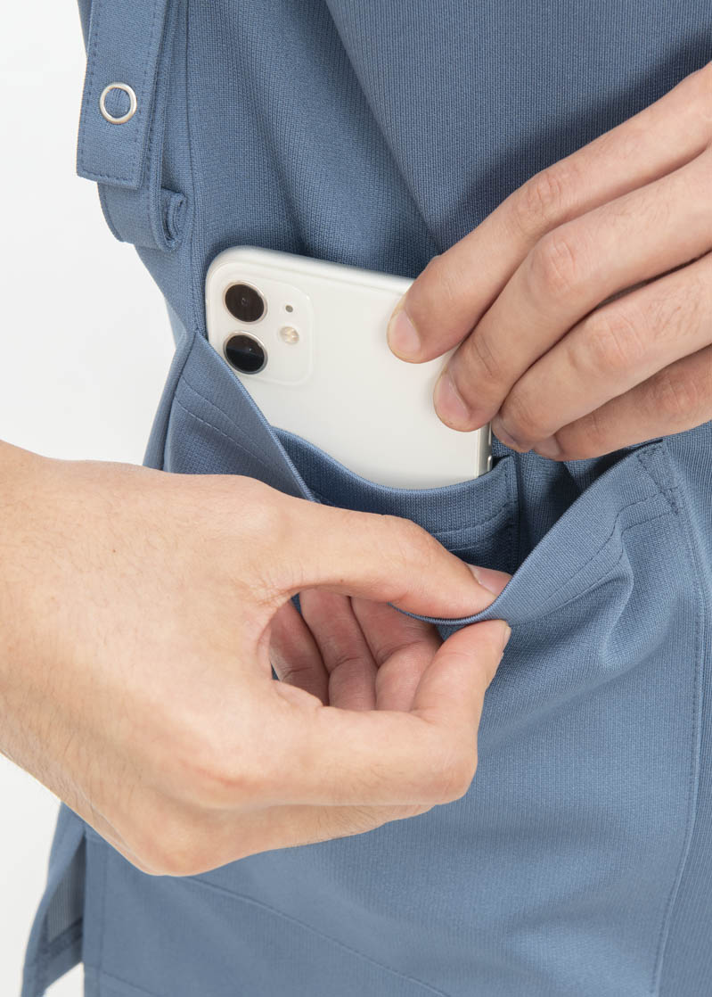 右腰の内側ポケットにはスマートフォン収納可能。
